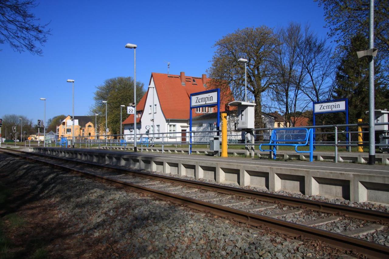Apartment Ostseerose Ein Strandkorb Ist Im Sommer Inclusive Zempin Exterior photo